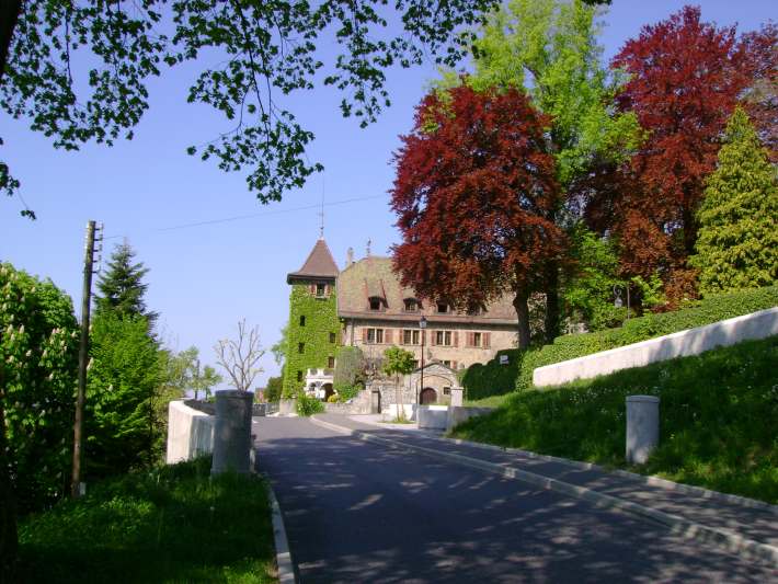 BnB Bed and Breakfast Chez Bibiane & Ren
Chardonne Vevey Montreux Lavaux Lake of Geneva
Suisse Switzerland Schweiz Swizzera
Salendo verso 'Chez Bibiane & Ren' : il castello di Chardonne