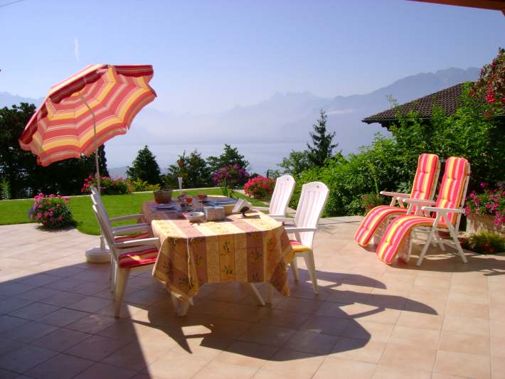 BnB Bed and Breakfast Chez Bibiane & Ren
Chardonne Vevey Montreux Lavaux Lake of Geneva
Suisse Switzerland Schweiz Swizzera
La terrasse des petits djeuners face au lac